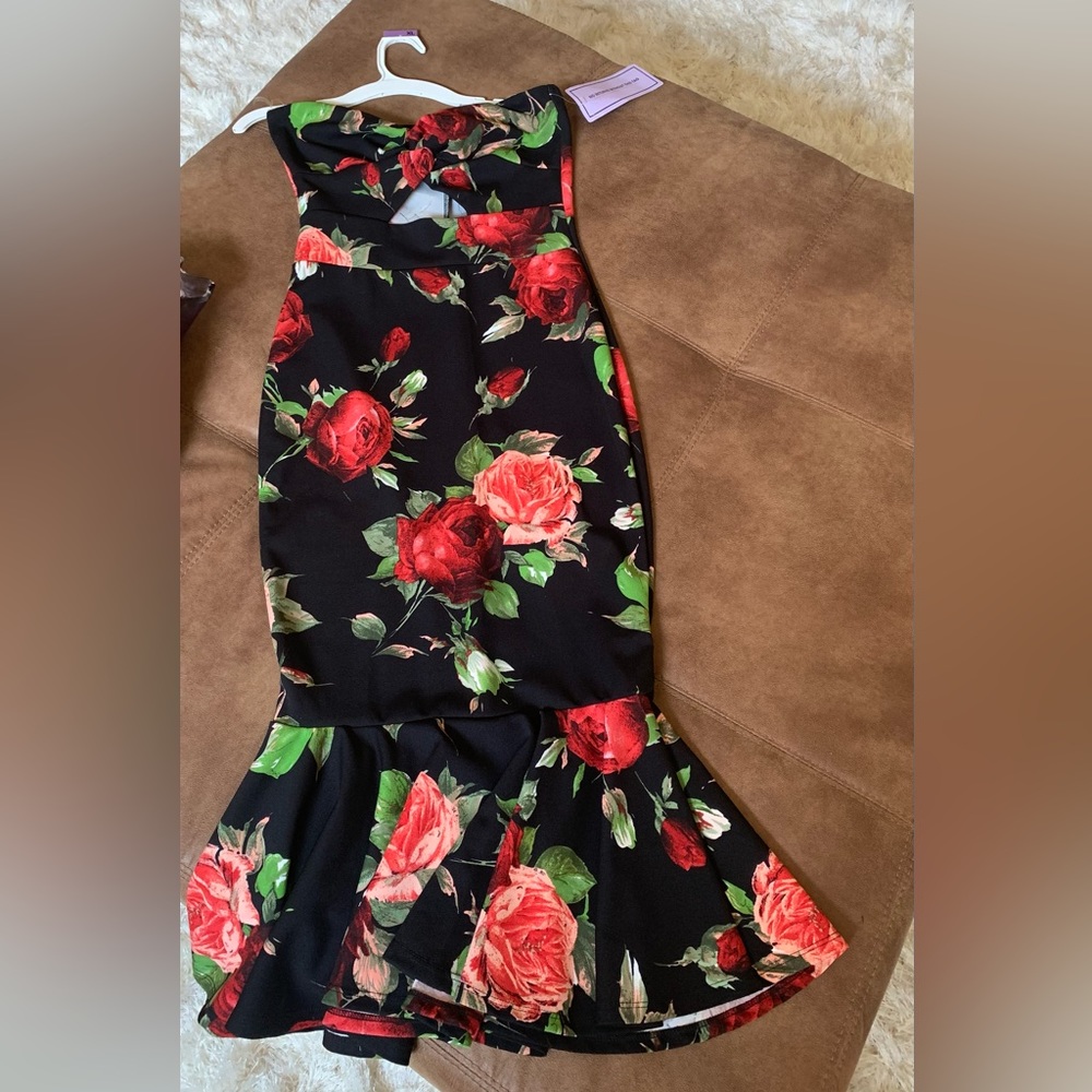 Beautiful black rose sweet heart dress. Size medium. Brand new.